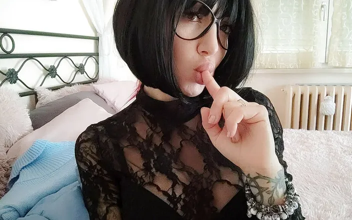 savannahamatoriale: Hot black lace
