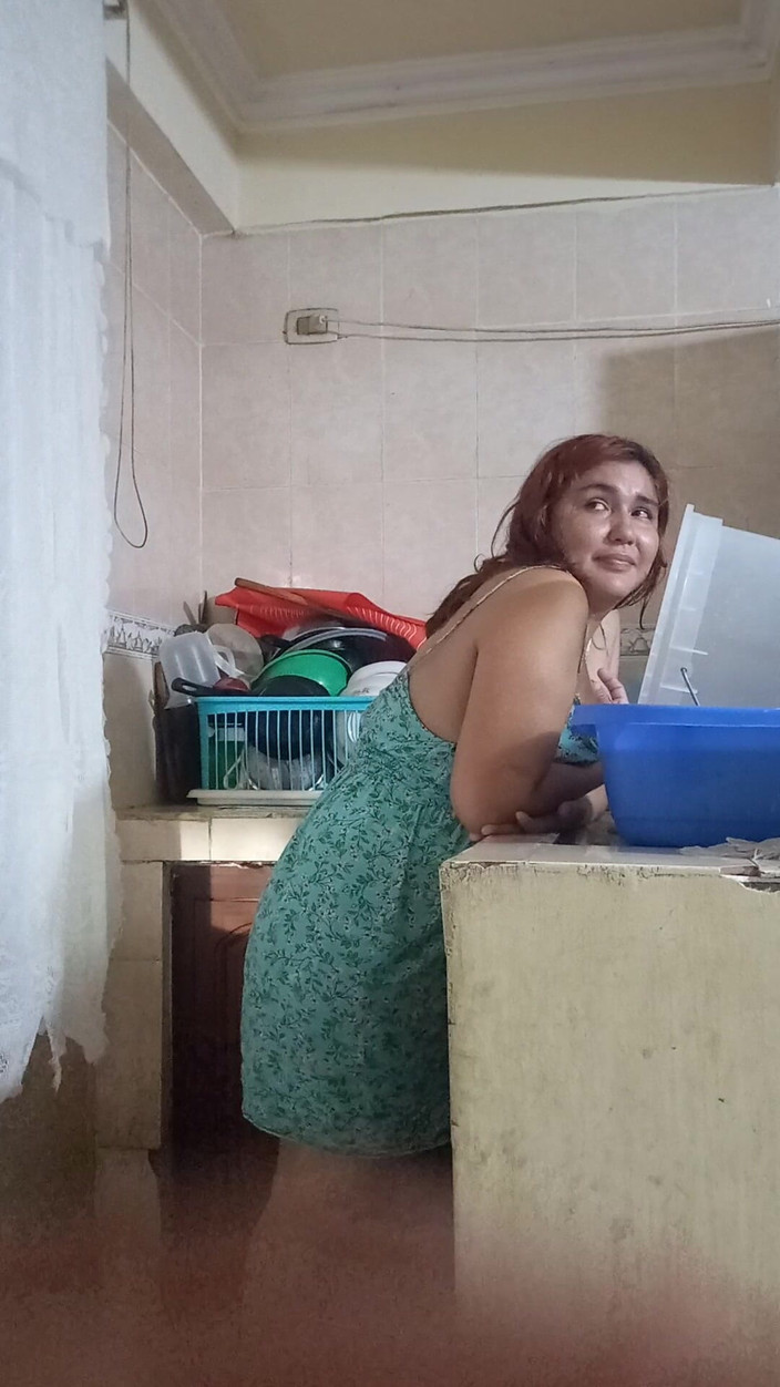 Eatrella j: Покоївку відтрахав бос, коли вона мила посуд, її дружина ледь не виявляє нас