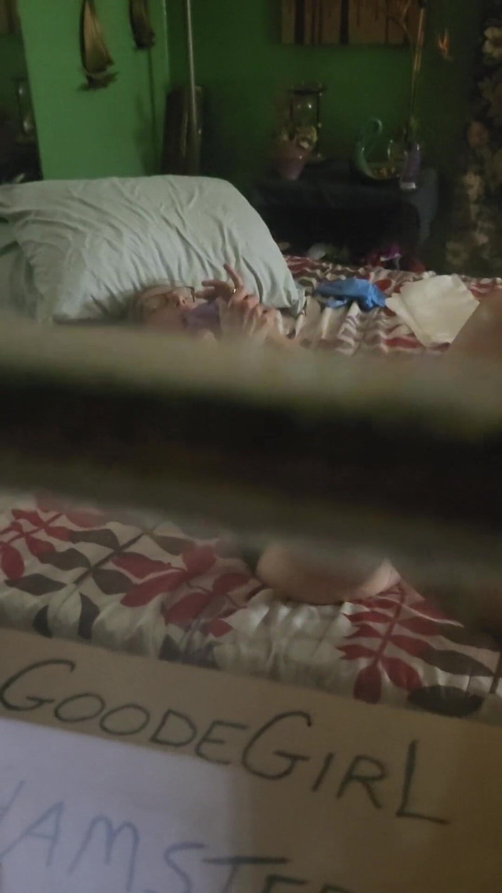 Goode Girl: За хорошей девушкой подглядывает через окно в спальне, пока она мастурбирует