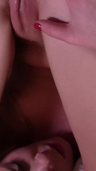 Această curvă blondă călărește pula aia neagră care pulsează în cur până când este lăsată lărgită