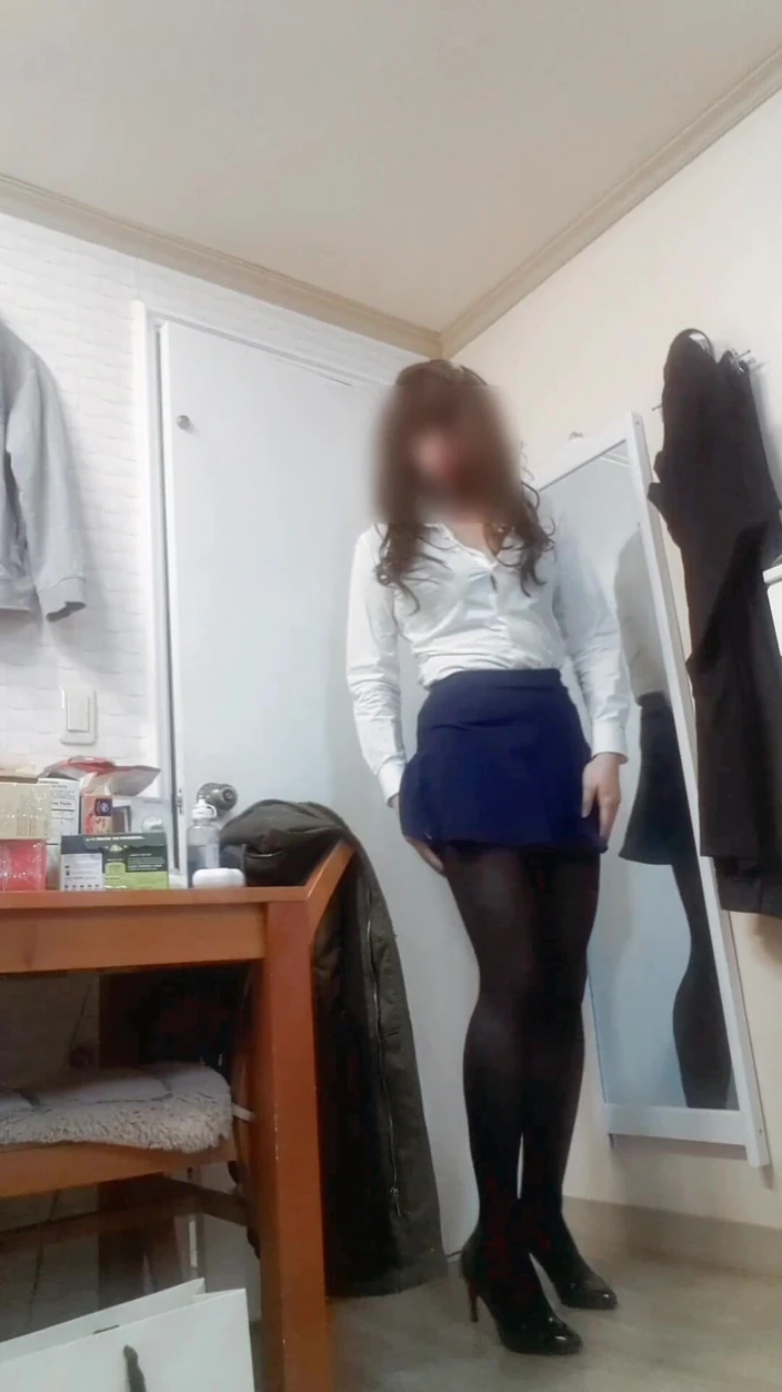 Harinni: Une étudiante coquine à gros nichons lui enlève ses sous-vêtements