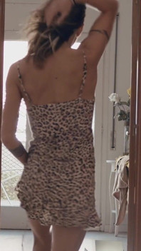Andando sexy com meu vestido e pelada