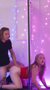 Eva Nyx und axel Haze konkurrieren in einer schlüpfrigen Dating-show mit Gloryholes