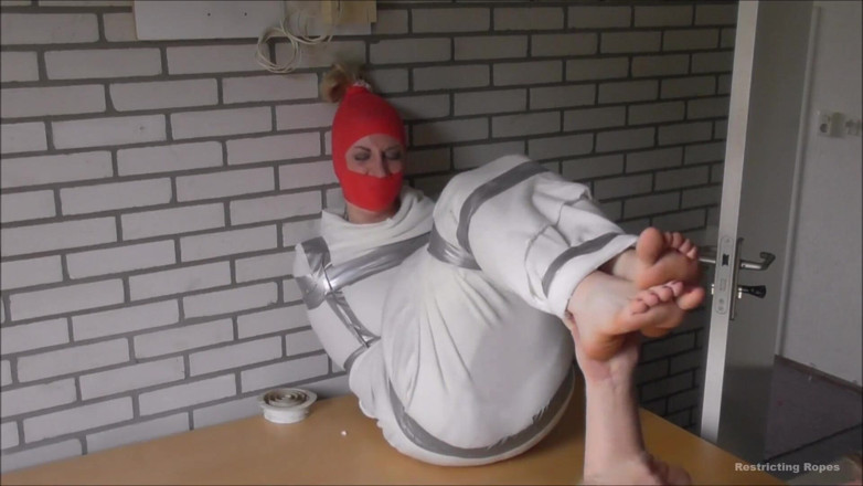 Restricting Ropes: Heel lichaam in tape en ze wordt gekieteld