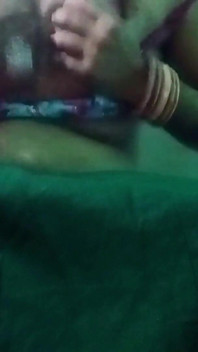Crossdresser gay India dalam saree merah jambu menekan dan memerah buah dadanya dengan begitu keras dan menikmati seks tegar