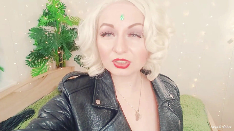 Arya Grander: Drsné FemDom POV video (Arya Grander)