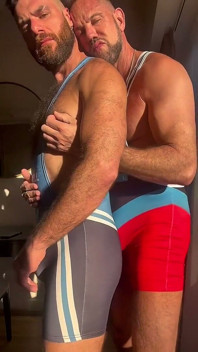 Me Tumbó Con Los Singlets De Wrestling Y Me Hizo Lamer Mi Propio Meo