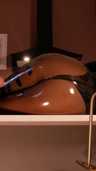 Geölte Füße, latex, arschanbetung