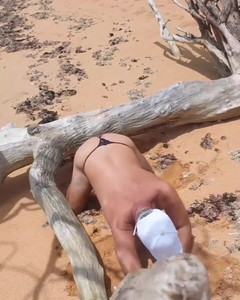 Ladysilvas: Ladysilva pokazując swoje seksowne majtki na plaży