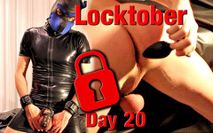 Feti1308: Locktober giorno 20 - cucciolo di gomma che gode di un plug...