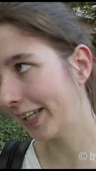 Dunkles blondes teenie-mädchen zeigt schüchtern ihre muschi