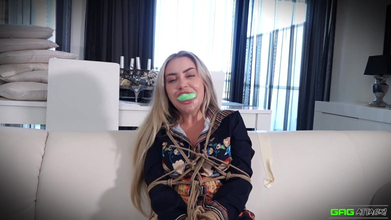 Gag Attack: Aubrey - fortemente amarrada e várias engasgos