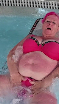 Busty Mature Babe Fingers to Squirting Orgasm in Hot Tub