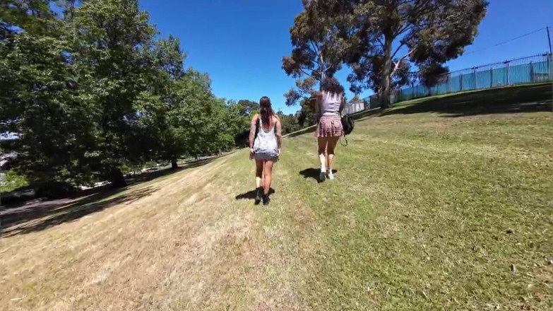 Mr LDN Lad: Dos zorras australianas recogidas y folladas en el baño