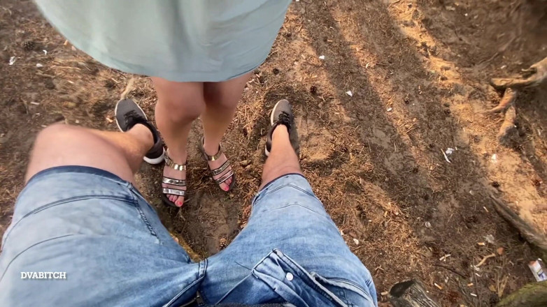 Dvabitch: Si rambut coklat amatur memberikan blowjob sensual di hutan dan...