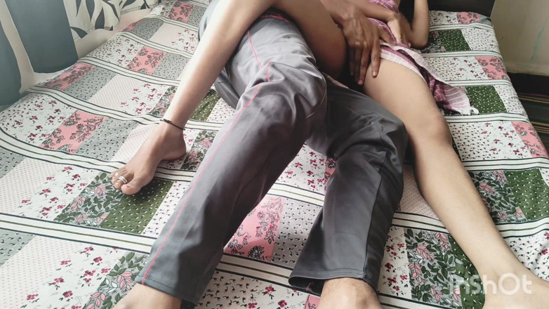 Desishycouple: Aku menyetubuhi istri temanku.