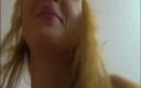 Old and young sex: Тайно снятая на видео Кристина Натуральная блондинка с вялыми сиськами мастурбирует дилдо
