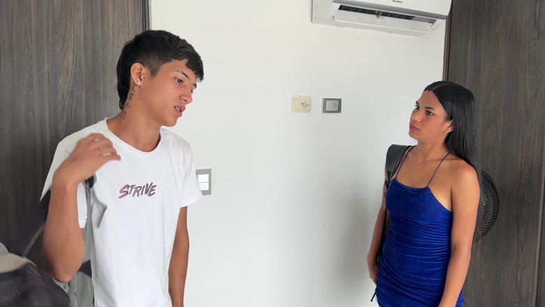 Erickandzoe: 私はラティーナのハーマストラとホテルの部屋を共有し、彼女の大きなお尻を抱き、彼女の豊かな膣に射精します。
