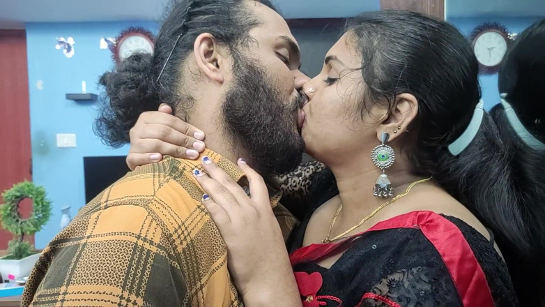 Vaigavarun45: saari men malloo jora hot chudaee, saari hataana aur hot...