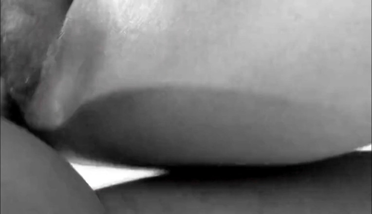 Akhi moni: Arkadaşımın evinde seksi kız arkadaşımla sikişiyorum