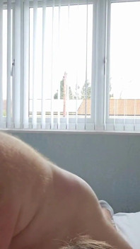 Papà scopa un ragazzo sul letto