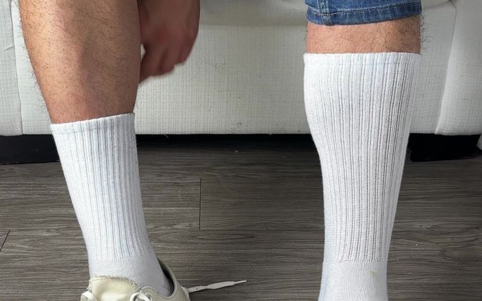 The Sock Jock: 仕事帰りに履き古した靴を脱ぐ