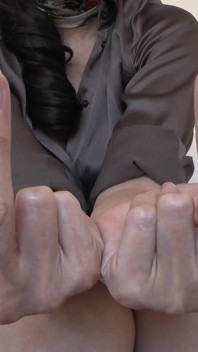 Tangan elegan, yang disampaikan oleh Lady Victoria Valente