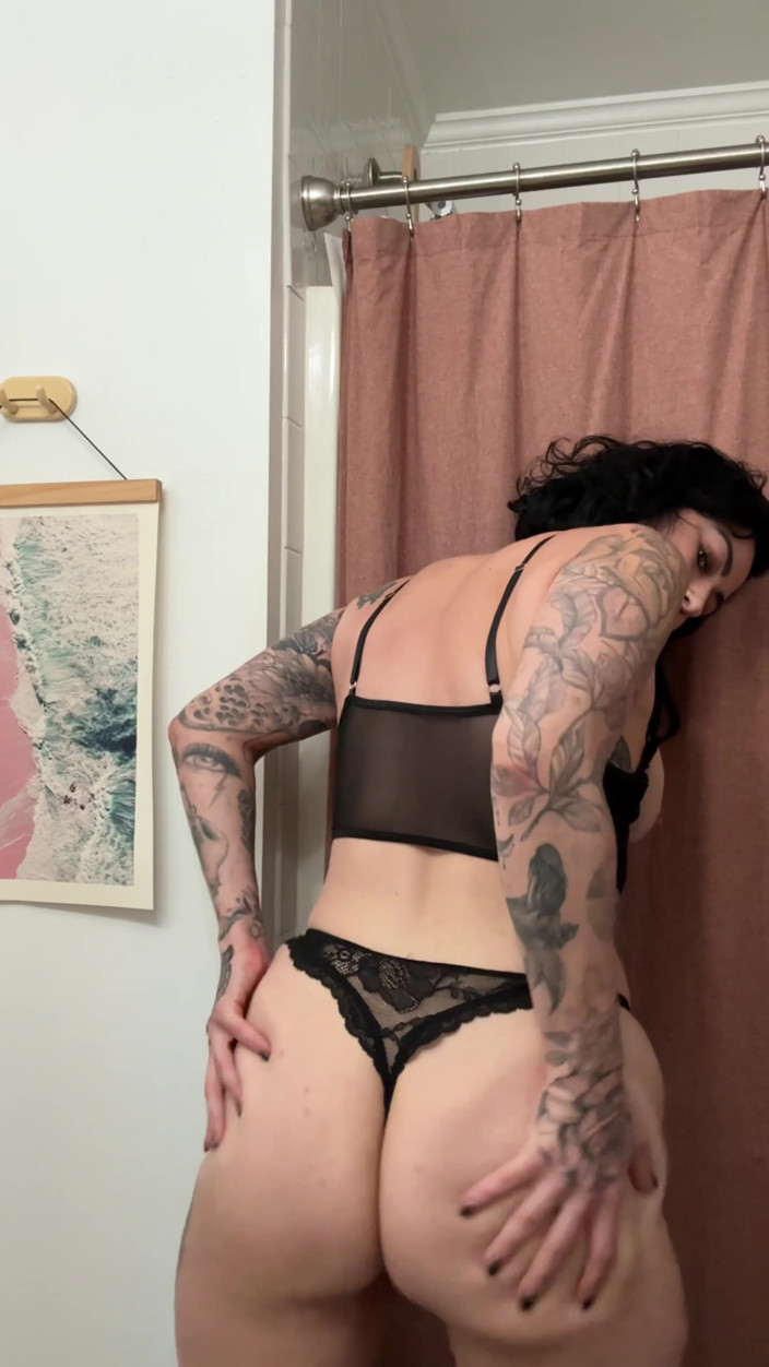 Josie Jaxxon: Riempito in bagno