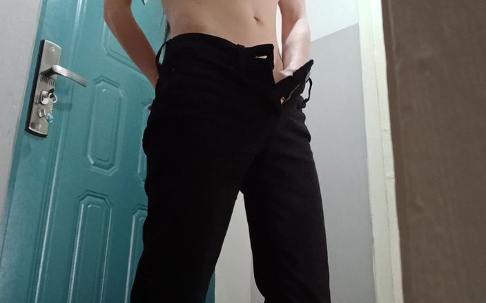 Lesbian-candys: Сексуальна худа брюнетка в вузьких джинсах мастурбує волохату кицьку