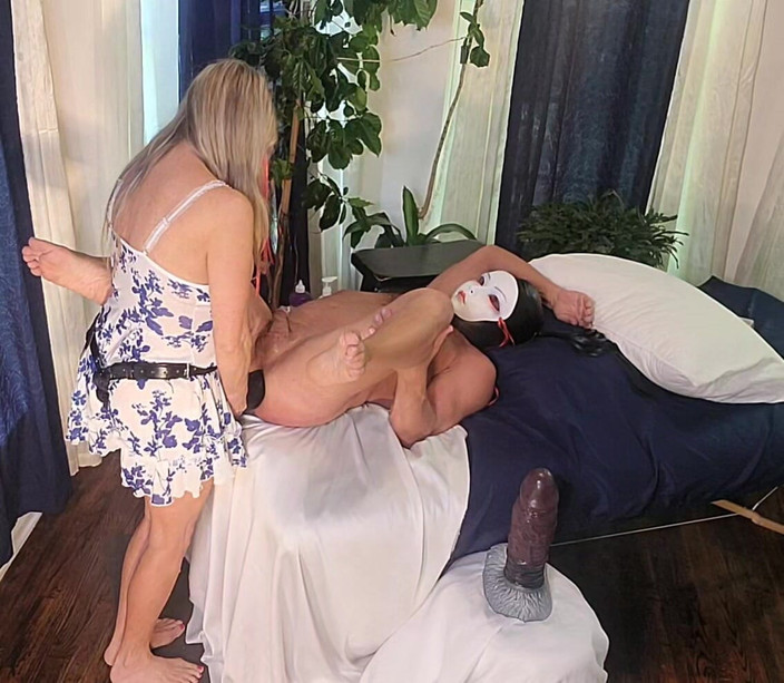 Peggingprincess: गीले डिल्डो और कामुक डॉमस्लट इस सेक्सी गांड के खेल का मजा लेते हैं