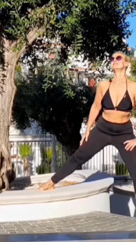 Latihan yoga bareng selena di luar ruangan