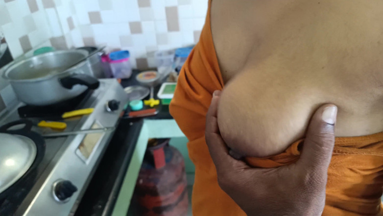 Wonder: Küchenromantik beim kochen von tamilischem paar