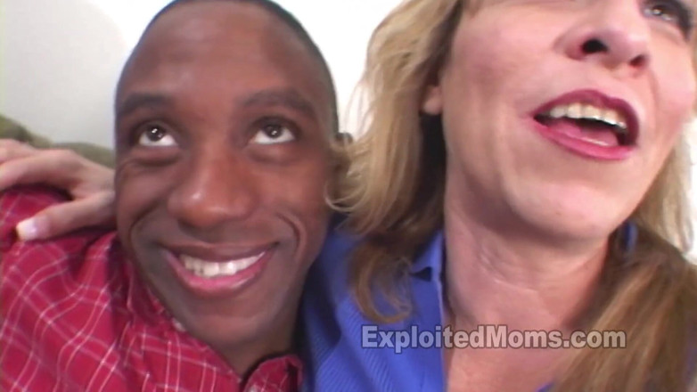 Xes Network: Une cougar blonde super sexy au corps étroit et savoureux fait...