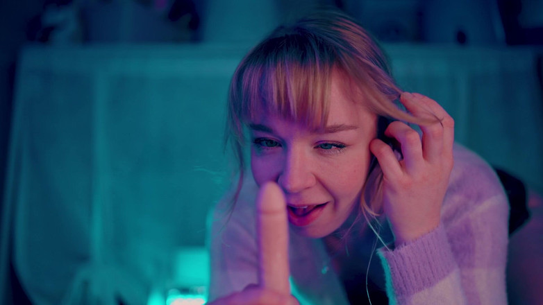 Jolie Lyon: Stiefvader neemt je pik op de clanbijeenkomst