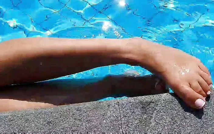 Fetish intimmedia: Very horny in beach
