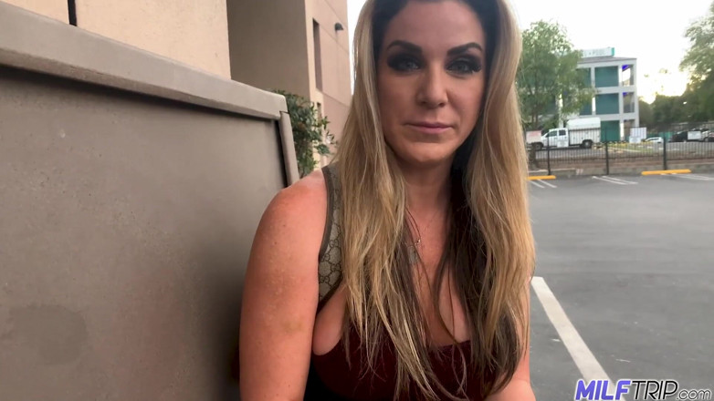 MILF Trip: セクシーな熟女Kayla Paigeが裸といたずら