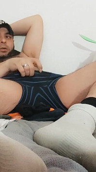 ¡El sucio chatarra no lavó sus calcetines otra vez! ¡Tierra!
