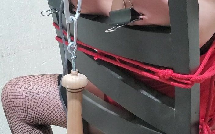 Submissive Susy: My Pleasure कुर्सी में