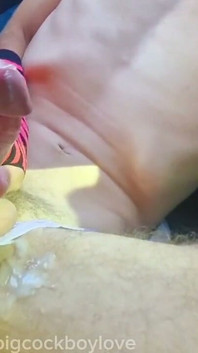 Twink yang tidak berprestij di jalang dikongkek oleh zakar besar dengan air pancutan mani.