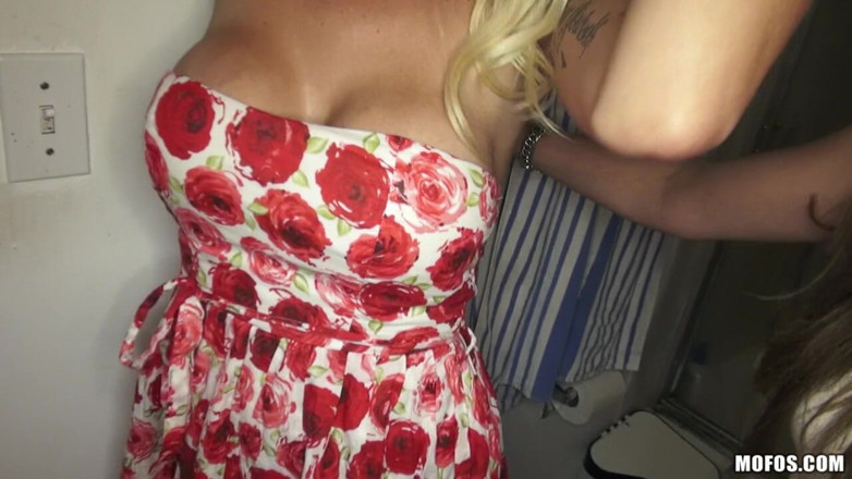 Real Slut Party: Real slut party - zwei teenager haben einen blowjob-wettbewerb