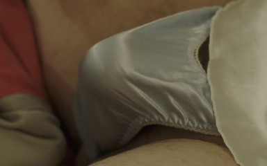 Thongsnpanties: Маленькі сині атласні трусики стрінги грають