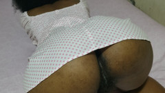 Lovemina: Leidenschaftliche szene, in der ein sinnliches mädchen gedanken erlebt