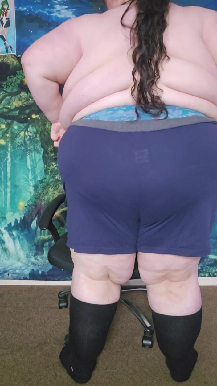 SSBBWLadyBrads: SSBBW tar på sig kläder efter duschen
