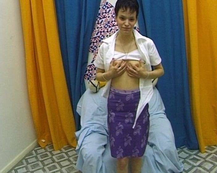 YOUR FIRST PORN: Strange Sissi daha sessiz ama azgın
