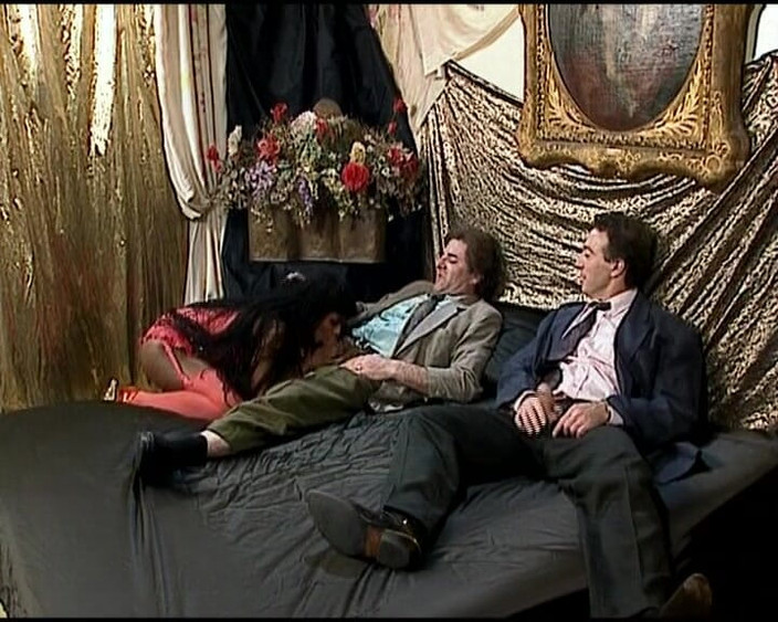 Enjoy German porn: Zenci hatun üçlü grup sekste Alman çiftle sikiliyor