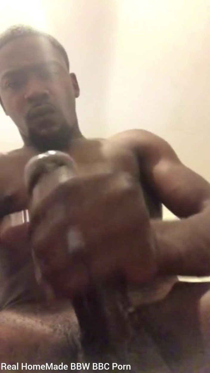 Big black cock BBCee: Camvu en dessous branle ma grosse bite noire, éjaculation énorme