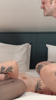 İki seksi Rus sarışın kız Vera Jarw ve Greta Foss sert üçlü seks