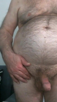 털이 무성한 배를 보여주는 칼 코치