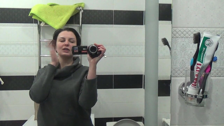 Sexy Milf: Huge Kate solo pissing!
