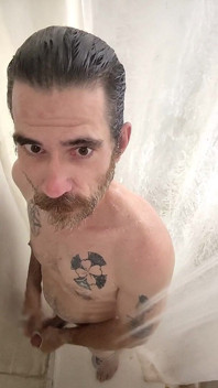 Mojado y desnudo